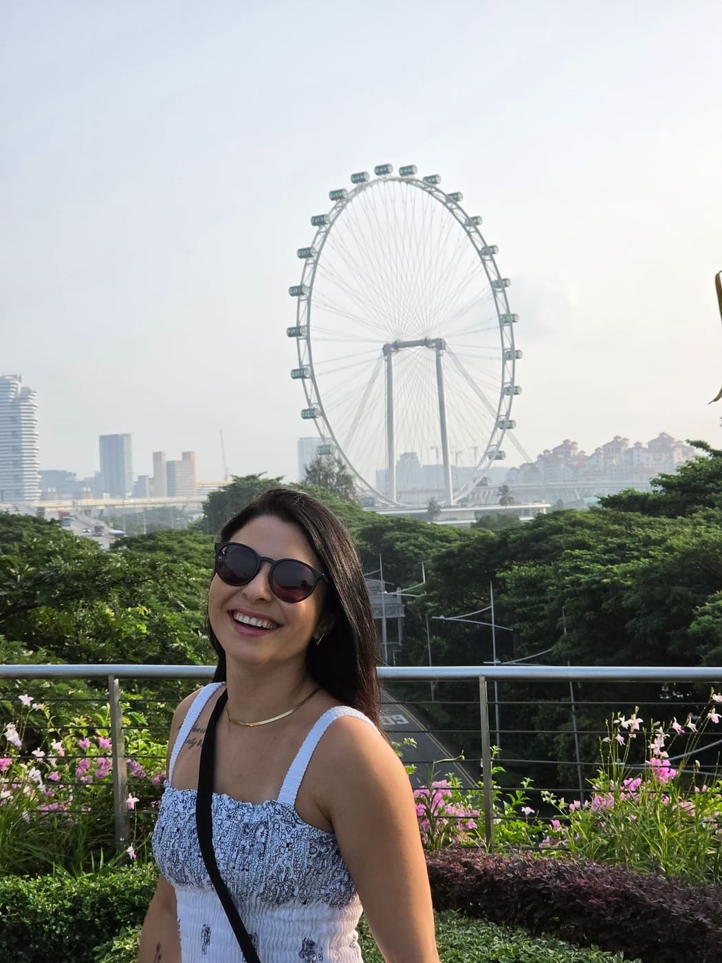 Jeanine sorrindo em Singapura
