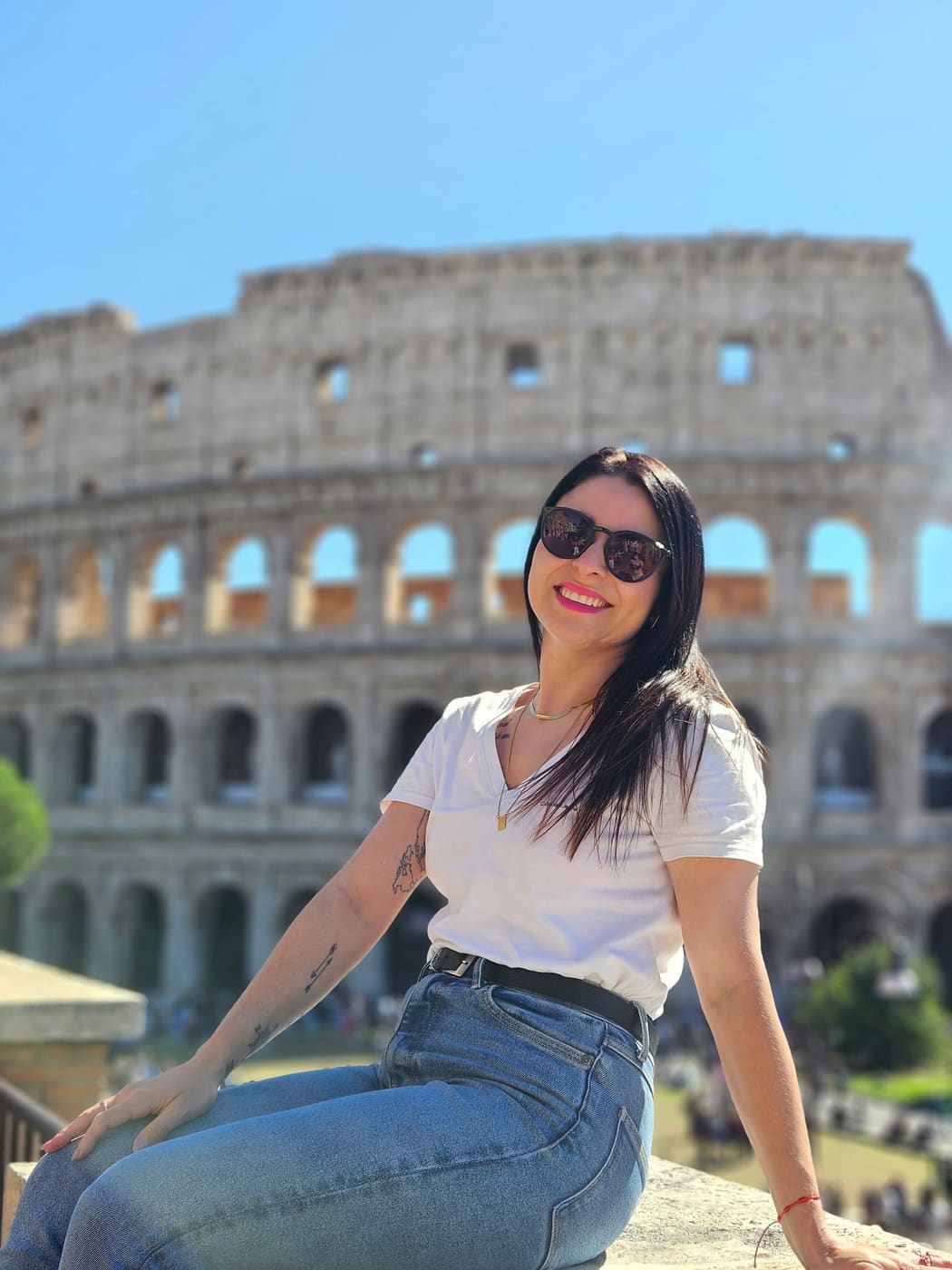 Jeanine em frente ao Coliseu, em Roma